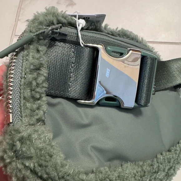 NWT lululemon fleece belt bag - Picture 5 of 12